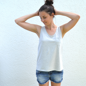 Model trägt lässiges Tank Top aus Biobaumwolle in hell grau melliert.. 