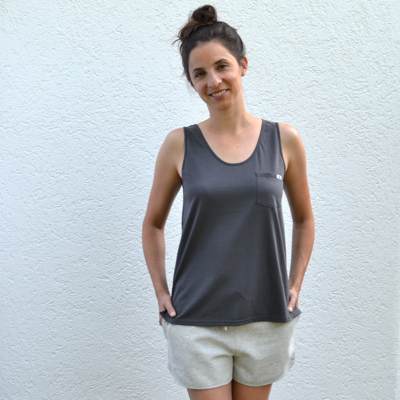 Model trägt lässiges Tank Top aus Biobaumwolle mit Brusttasche in anthrazit vom ILWJ.